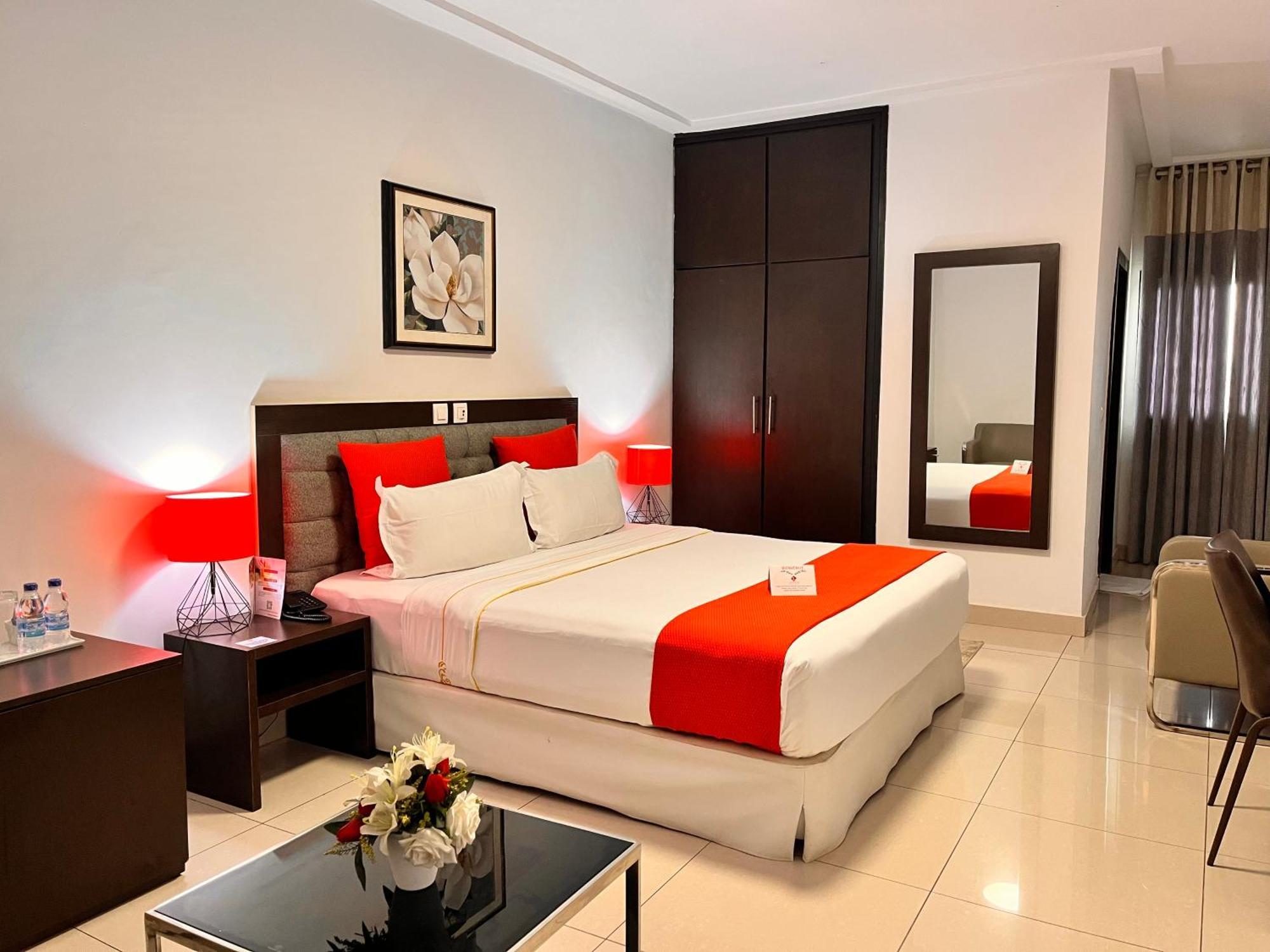 Lorenzo Hotel Абиджан Екстериор снимка