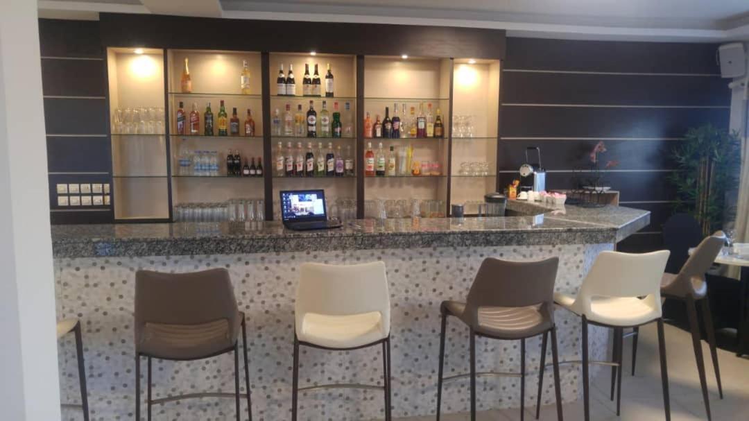 Lorenzo Hotel Абиджан Екстериор снимка