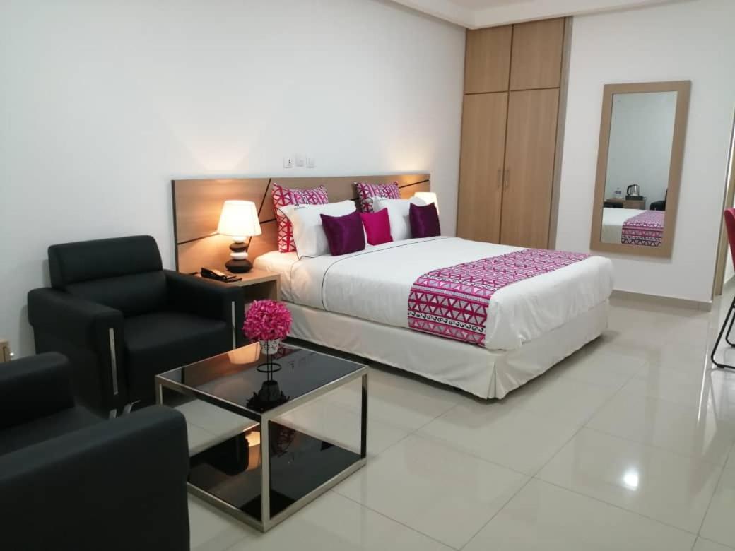 Lorenzo Hotel Абиджан Екстериор снимка