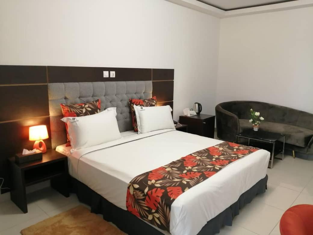 Lorenzo Hotel Абиджан Екстериор снимка
